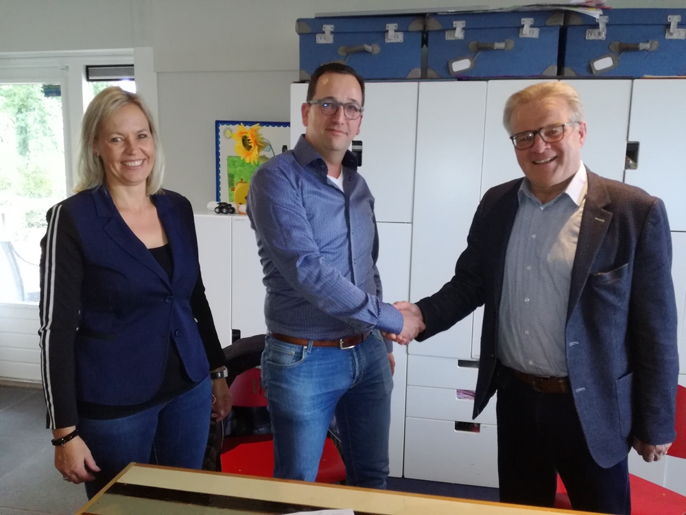 20171008 HvA Ingrid, en Jeroen van Stiphout, Wim van Meijl bezegelen 3 jarig sponsor contract met handdruk 20171008 HvA Ingrid, en Jeroen van Stiphout, Wim van Meijl bezegelen 3 jarig sponsor contract met handdruk